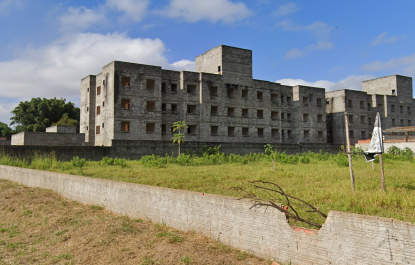 Três apartamentos desocupados com vagas de garagem no residencial jacarandá em itapetininga/sp